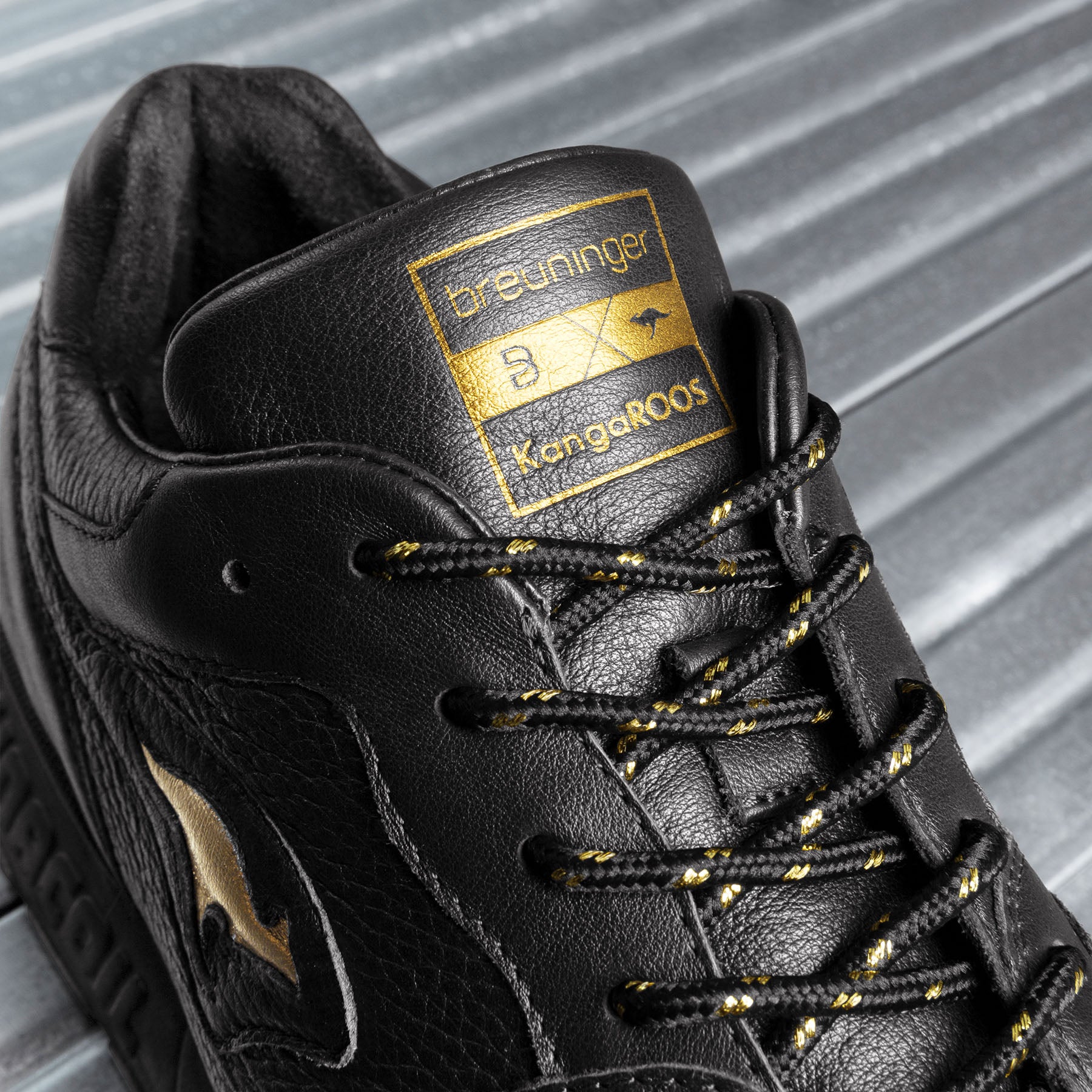 4702B_KangaROOS BLACK x Breuninger "Triple Black Omincoil", Herren/Männer/Damen/Frauen Sneaker, handgefertigt, stylisch, Trend Sneaker, Dämpfende Sohle, hoher Tragekomfort, hochwertige Verarbeitung, hervorragende Passform, elegant, Business Schuh, Hummel & Hummel Schuhmanufaktur, Made in Germany, nachhaltige Produktion, hochwertige/nachhaltige Materialen, Leder, Stuttgarter Department Store Breuninger, Ledermix